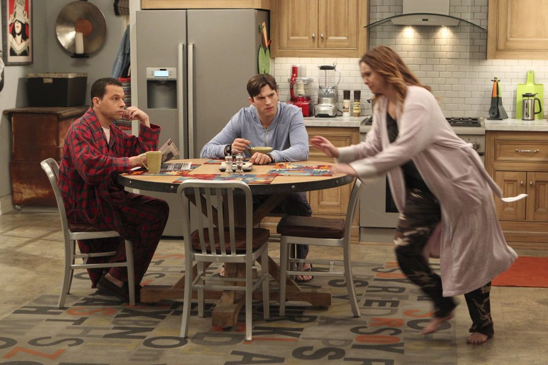 Während Alan (Jon Cryer, l.) in Erwägung zieht, wieder mit Judith zusammenzukommen, was Walden (Ashton Kutcher, M.) gar nicht gefällt, hat Jenny (Am... - Bildquelle: Warner Brothers Entertainment Inc.