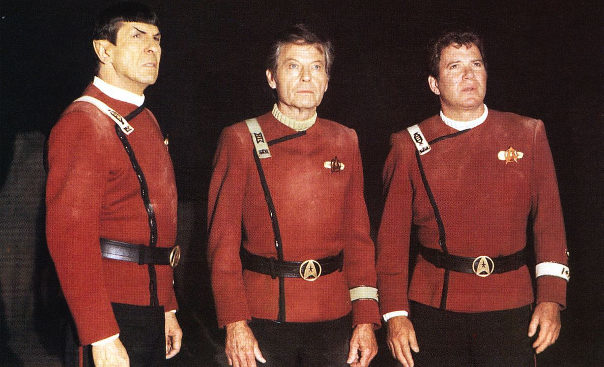 Die Enterprise ist mit Captain Kirk (William Shatner, r.), Dr. McCoy (DeForest Kelley, M.), Mr. Spock (Leonard Nimoy, l.) und der gesamten Mannschaf... - Bildquelle: 2003 By Paramount Pictures All Rights Reserved