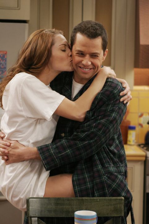 Amüsieren sich prächtig: Kandi (April Bowlby, l.) und Alan (Jon Cryer, r.) ... - Bildquelle: Warner Brothers Entertainment Inc.