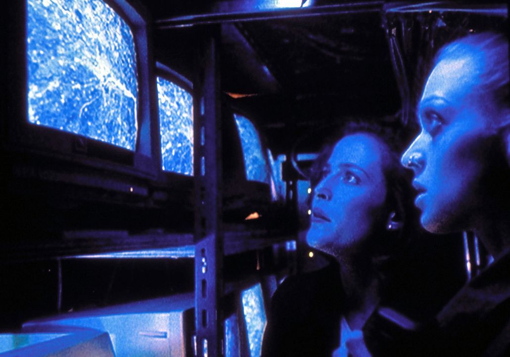 Scully (Gillian Anderson, l.) und die geniale Programmiererin Invisigoth (Kristin Lehman) müssen feststellen, dass sie zur Zielscheibe einer Waffenp... - Bildquelle: TM +   2000 Twentieth Century Fox Film Corporation. All Rights Reserved.