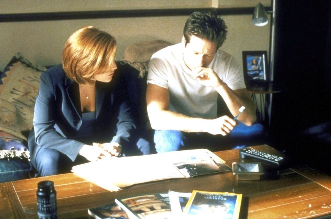 Scully (Gillian Anderson, l.) und Mulder (David Duchovny) kommen bei ihren Ermittlungen in einer mysteriösen Mordserie einfach nicht voran. - Bildquelle: TM +   2000 Twentieth Century Fox Film Corporation. All Rights Reserved.