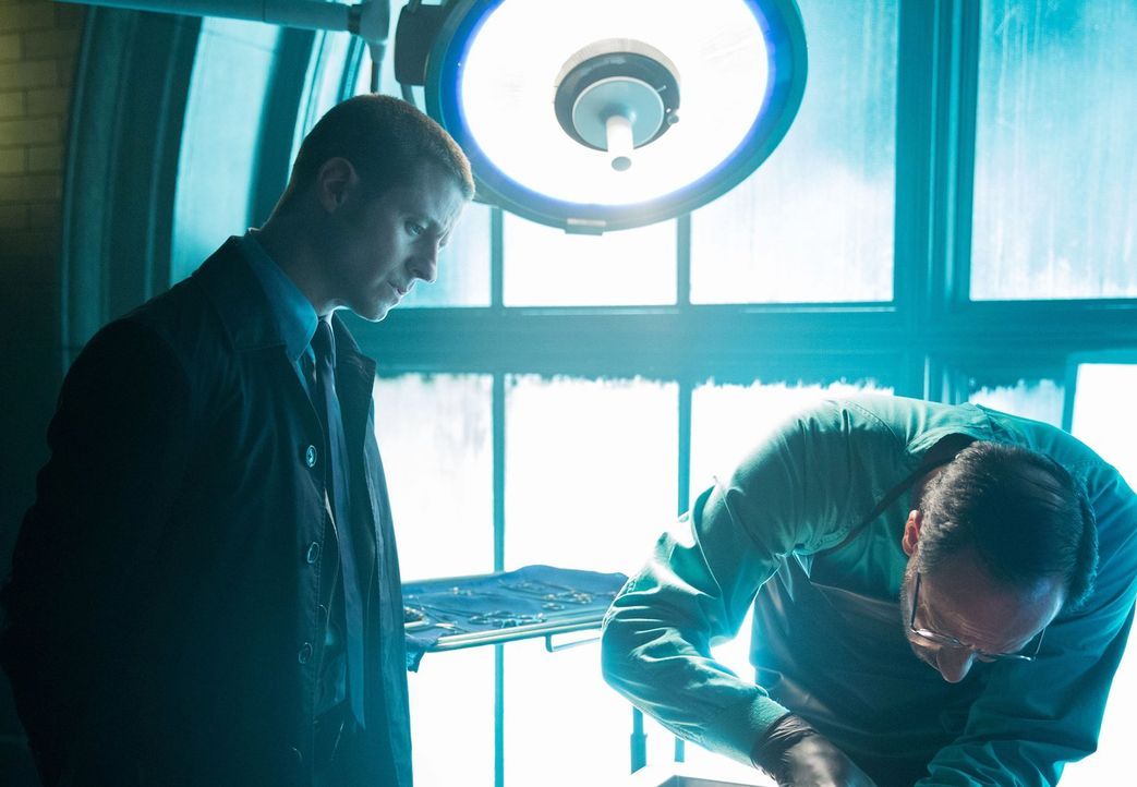 Als ein Killer die erstgeborenen Kinder elitärer Familien ins Visier nimmt, versucht James Gordon (Ben McKenzie, l.) alles, um den Täter zu fassen .... - Bildquelle: Warner Bros. Entertainment, Inc.