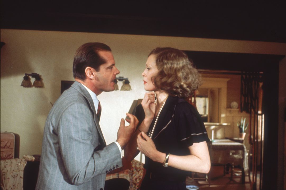 Privatdetektiv Gittes (Jack Nicholson, l.) sollte den Mann von Evelyn Cross Mulwray (Faye Dunaway, r.) beschatten. Als der kurz darauf ermordet wird... - Bildquelle: Paramount Pictures