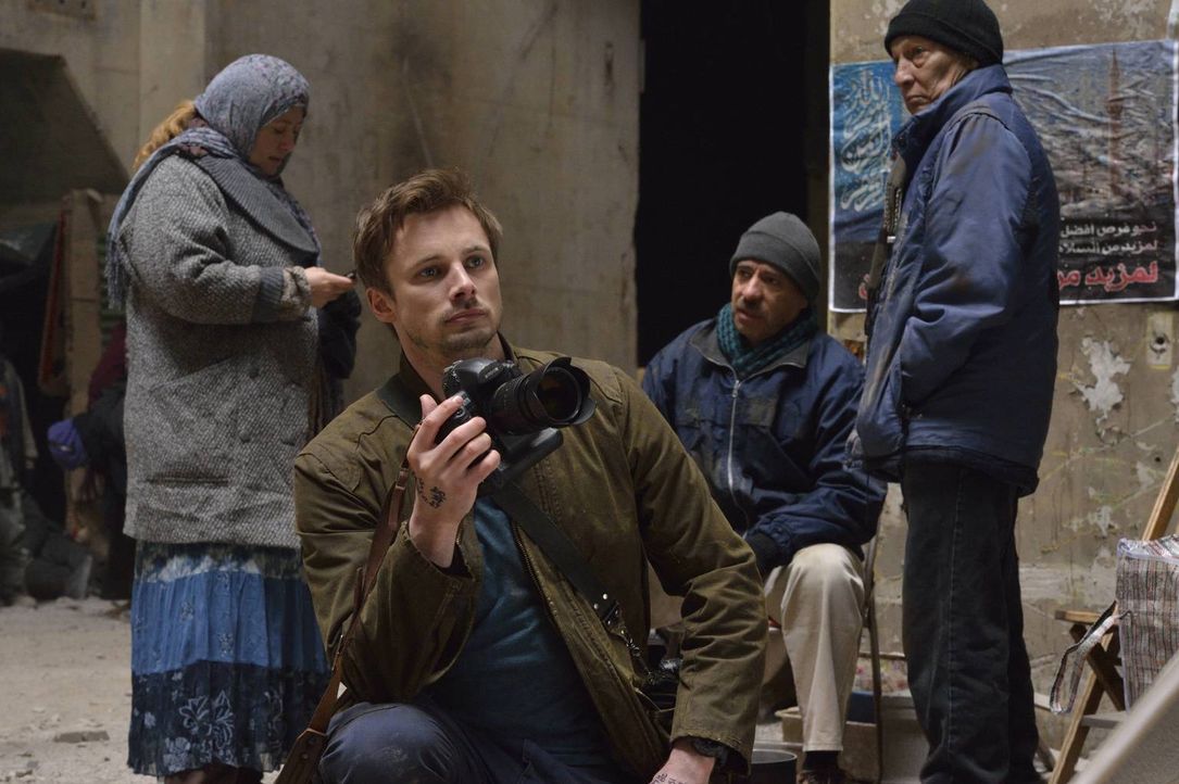 Ausgerechnet an seinem 30. Geburtstag hat der Kriegsfotograf Damien Thorn (Bradley James, vorne) während eines Auftrags in Syrien eine traumatische... - Bildquelle: Ben Mark Holzberg 2016 A&E Television Network, LLC. All rights reserved.