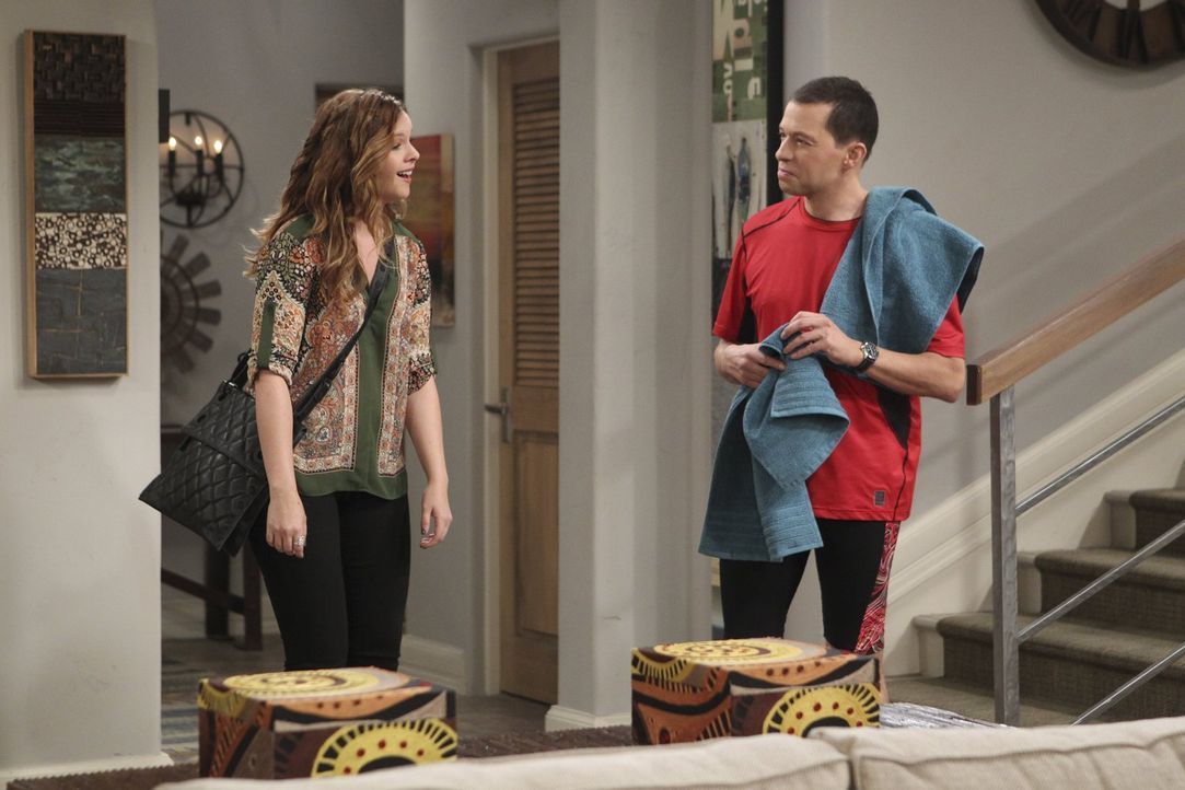 Während Jenny (Amber Tamblyn, l.) Unterstützung von Walden erhält, um Ehrgeiz für die eigene Karriere zu entwickeln, möchte sich Alan (Jon Cryer, r.... - Bildquelle: Warner Bros. Television