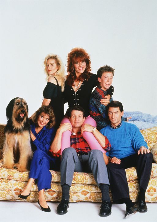 (3. Staffel) - Familie Bundy und ihre Nachbarn (von hinten l. nach vorne r.): Kelly (Christina Applegate), Peggy (Katey Sagal), Bud (David Faustino)... - Bildquelle: Sony Pictures Television International. All Rights Reserved.