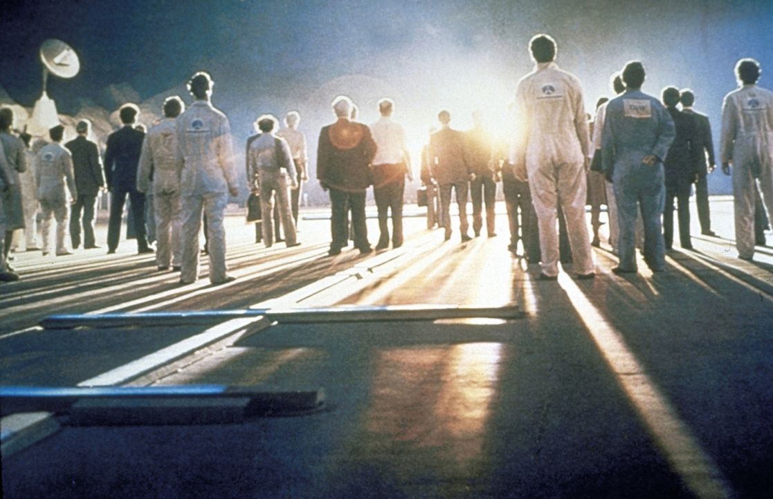 Gespannt warten die Wissenschaftler auf die Ankunft der Außerirdischen auf dem Tafelberg ... - Bildquelle: Columbia Pictures