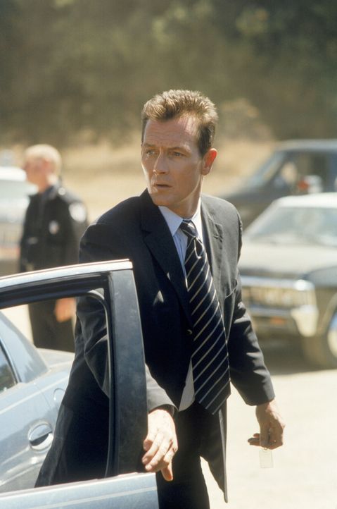 Special Agent John Doggett (Robert Patrick) stößt bei Recherchen an seinem aktuellen Fall auf ein 44 Jahre zurückliegendes Ereignis. - Bildquelle: TM +   2000 Twentieth Century Fox Film Corporation. All Rights Reserved.