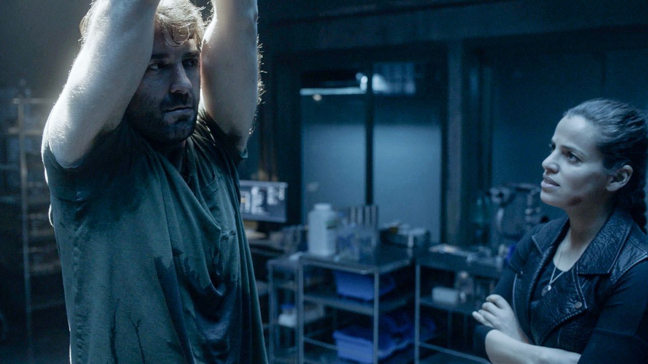 Abigail (Athena Karkanis, r. ) hat Jackson (James Wolk, l.) entführt und hält ihn gefangen ... - Bildquelle: 2017 CBS Broadcasting, Inc. All Rights Reserved