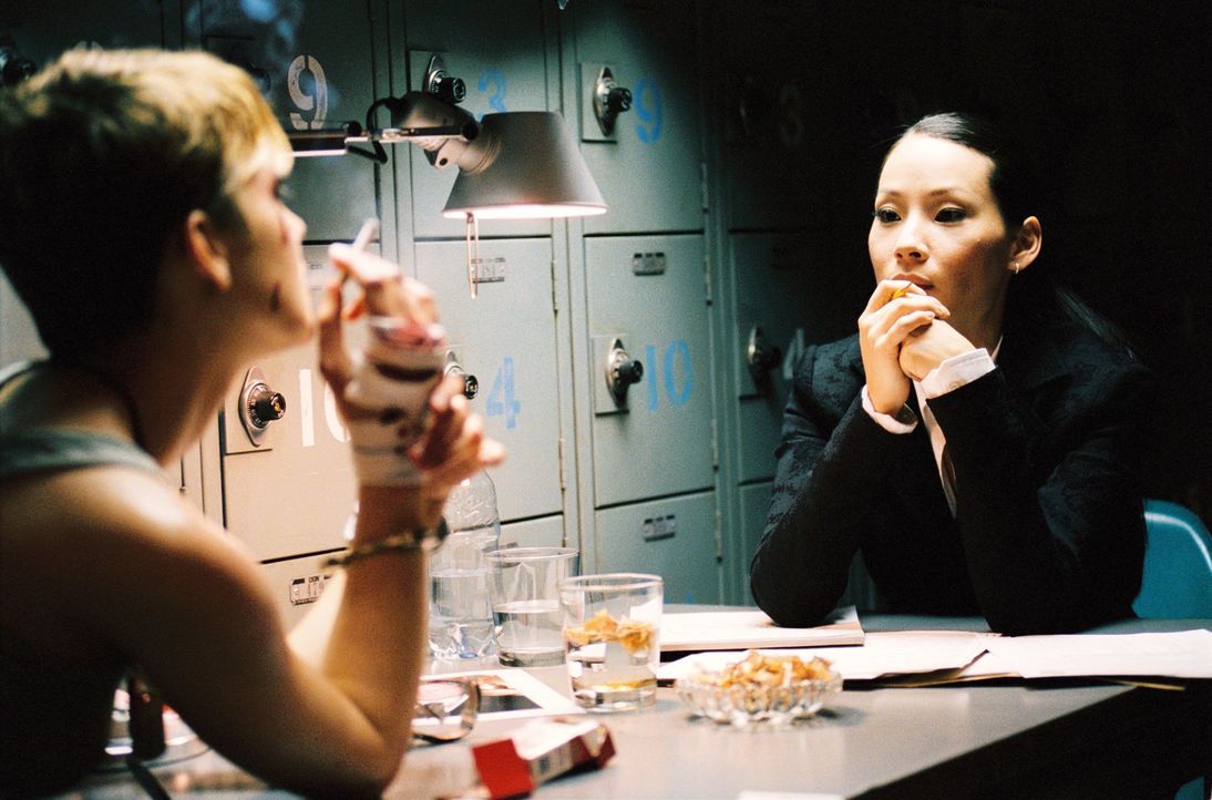 Domino (Keira Knightley, l.) wird von der FBI-Agentin Taryn Mills (Lucy Liu, r.) nach ihrem Leben befragt. Schon bald wird klar, dass das Exmodel ei... - Bildquelle: Constantin Film