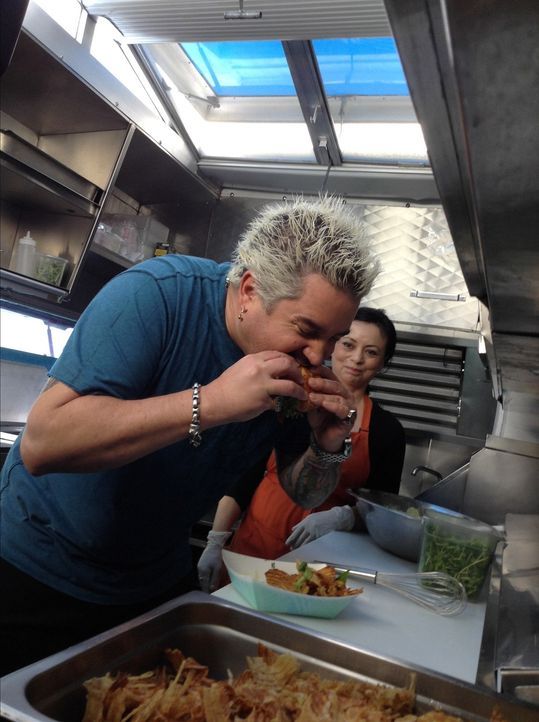 (v.l.n.r.) Guy Fieri; Gina - Bildquelle: 2013, Television Food Network, G.P. All Rights Reserved.
