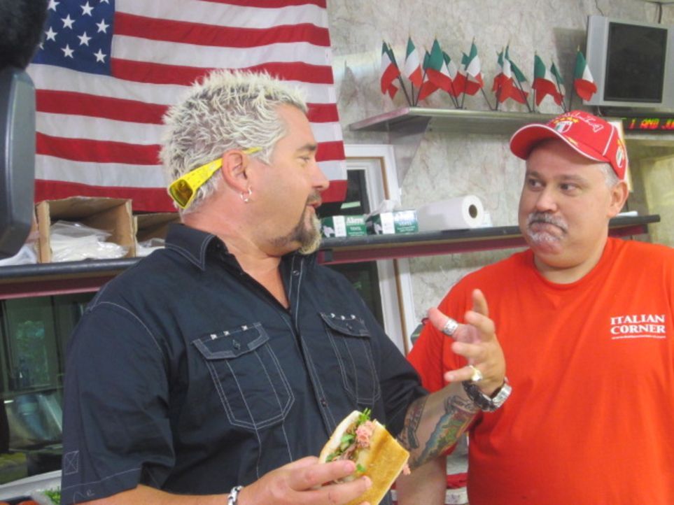 Diesmal ist Guy Fieri im "Italian Corner" zu Gast (l.): Der waschechte Italiener Massimo Dellolio (r.) bereiten Spezialitäten aus ihrer Heimat zu ... - Bildquelle: 2012, Television Food Network, G.P. All Rights Reserved.