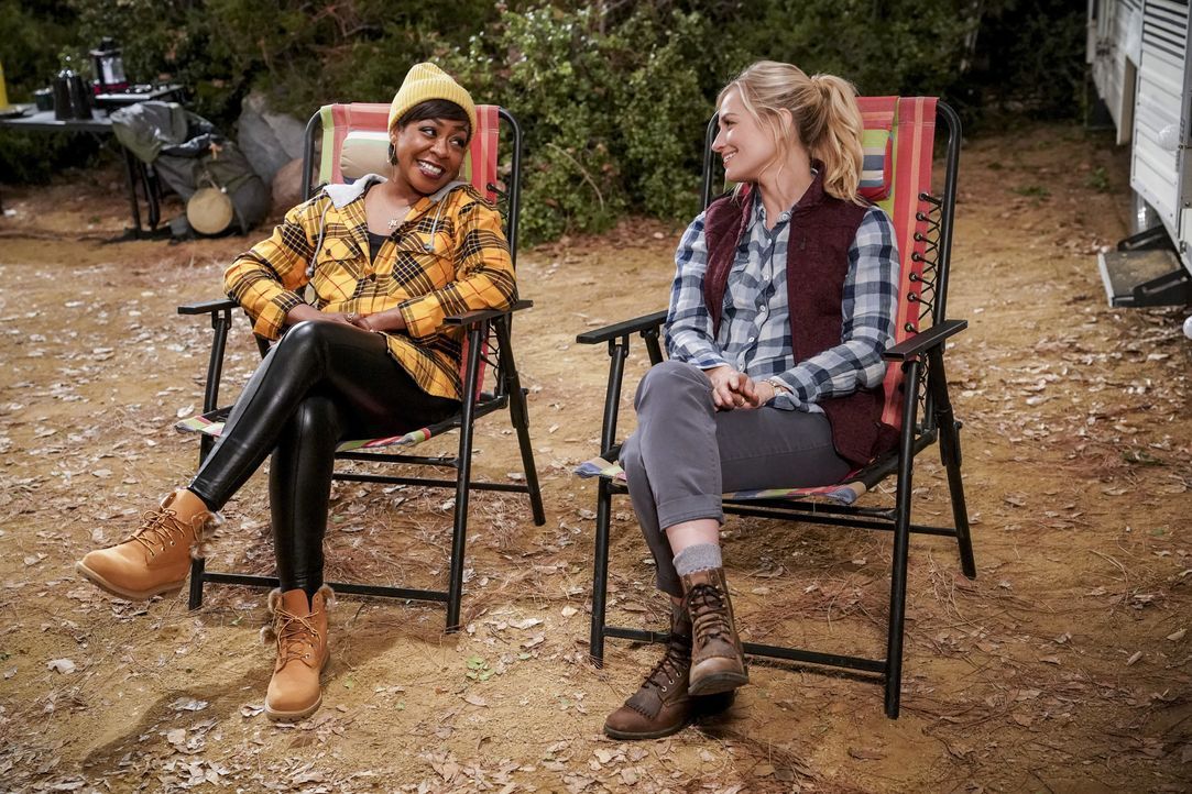 Tina Butler (Tichina Arnold, l.); Gemma Johnson (Beth Behrs, r.) - Bildquelle: Monty Brinton © 2018 CBS Broadcasting, Inc. All Rights Reserved. / Monty Brinton
