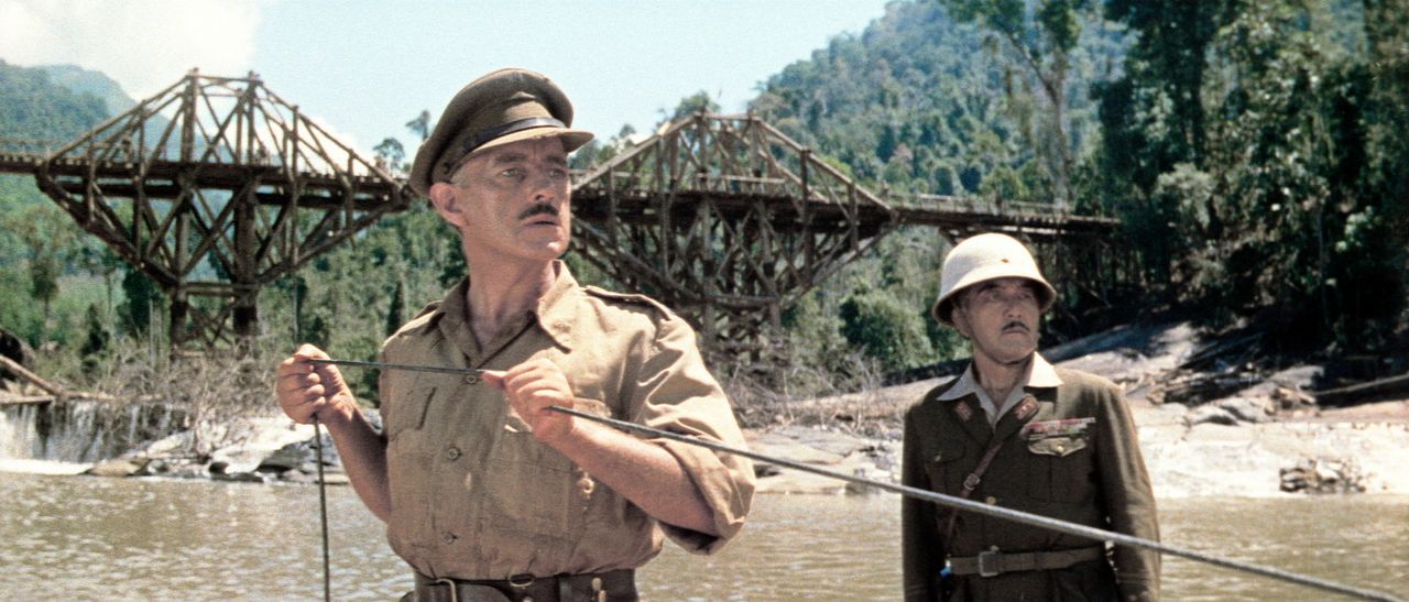Bei ihrem täglichen Kontrollgang entdecken Oberst Nicholson (Alec Guinness, l.) und Oberst Saito (Sessue Hayakawa, r.) die Dynamitschnur und versuc...