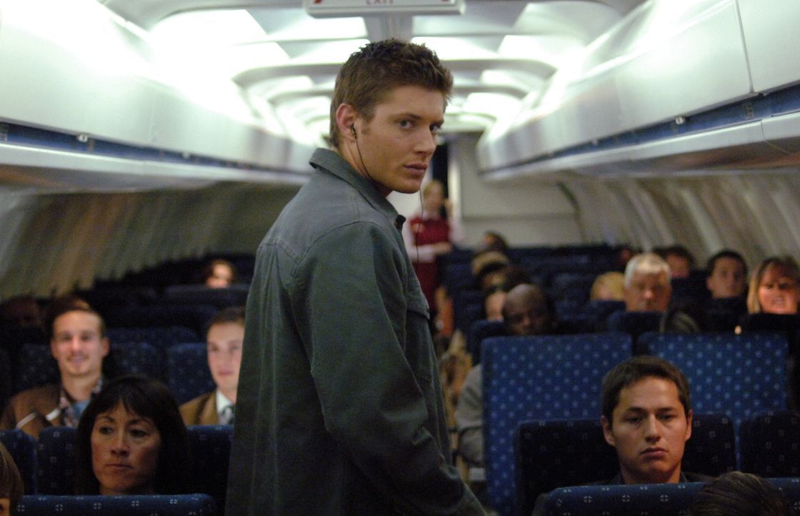 Möchte einen mysteriösen Flugzeugabsturz aufklären und stößt dabei auf einen Phantom Reisenden: Dean (Jensen Ackles, M.) ... - Bildquelle: Warner Bros. Television