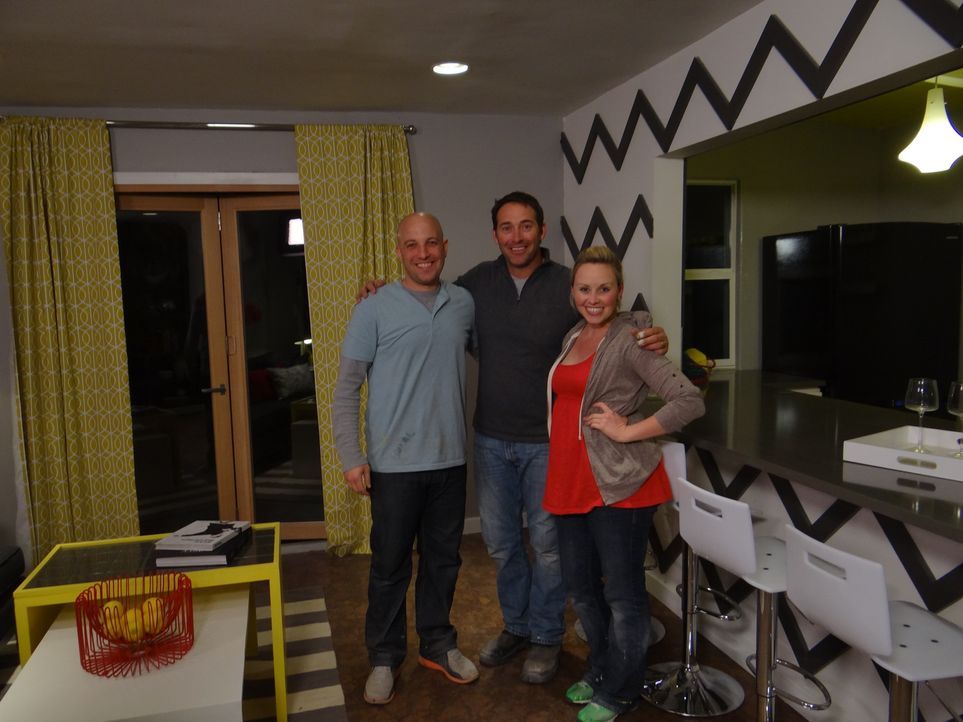 Josh Temple (M.) möchte einen völlig ungenutzten Raum im Haus von Natalie (r.) und Joey (l.) neu gestalten. Ob Josh und sein Team es schaffen werden... - Bildquelle: 2012, DIY Network/Scripps Networks, LLC.  All Rights Reserved