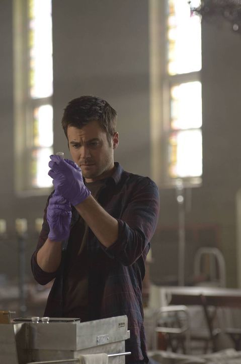 Kyle (Matt Long) und der Rest des CDC Teams geraten ins Fadenkreuz einiger Mitglieder der Gemeinschaft ... - Bildquelle: Philippe Bosse 2014 Syfy Media, LLC