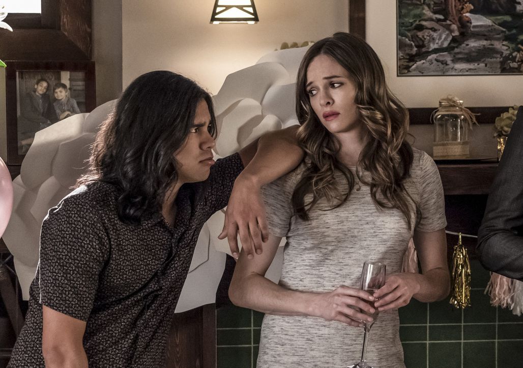 Cisco (Carlos Valdes, l.); Caitlin (Danielle Panabaker, r.) - Bildquelle: Katie Yu 2018 The CW Network, LLC. All rights reserved.