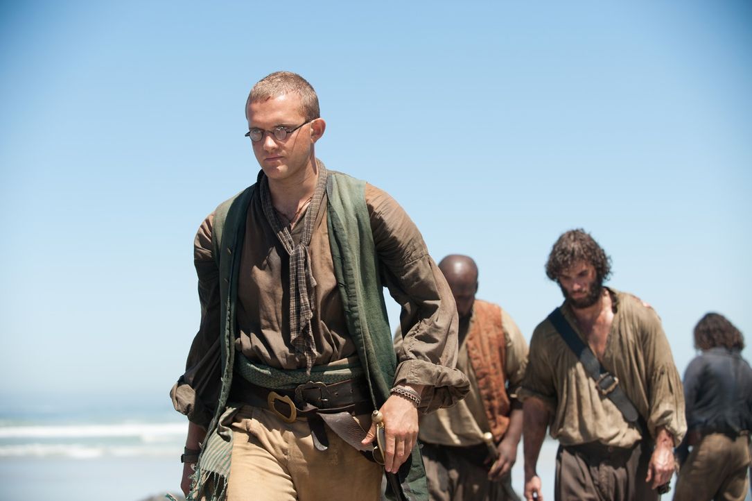 Um sich bei seiner Crew zu rehablitieren, plant Flint, ein in der Bucht liegendes Kriegsschiff einzunehmen. Doch kann er die Piraten um Dufresne (Ro... - Bildquelle: David Bloomer 2015 Starz Entertainment LLC, All rights reserved.