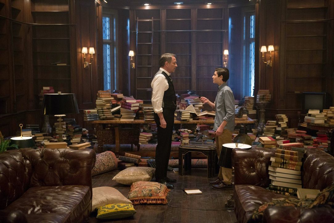 Bruce (David Mazouz, r.) stellt gemeinsam mit Alfred (Sean Pertwee, l.) Wayne Manor auf den Kopf, um Hinweise zu finden, die sein Vater ihm vielleic... - Bildquelle: Warner Bros. Entertainment, Inc.