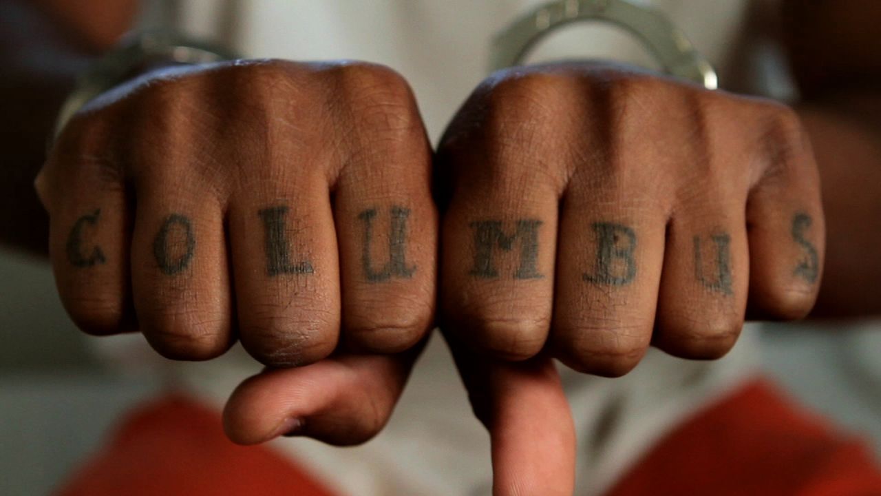 Delshaun Nix zeigt sein Tattoo, dass ihn als Mitglied der "Columbus" Gang ausweist. Der Besitz von Kokain hat in schon mehrfach in Schwierigkeiten g... - Bildquelle: Marcus Burnett 2010 NGC Network US, LLC All Rights Reserved