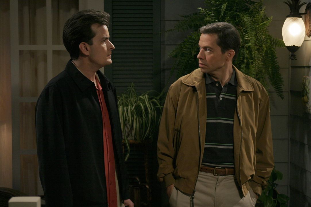 Planen einen Männerabend: Charlie (Charlie Sheen, l.) und Alan (Jon Cryer, r.) ... - Bildquelle: Warner Brothers Entertainment Inc.