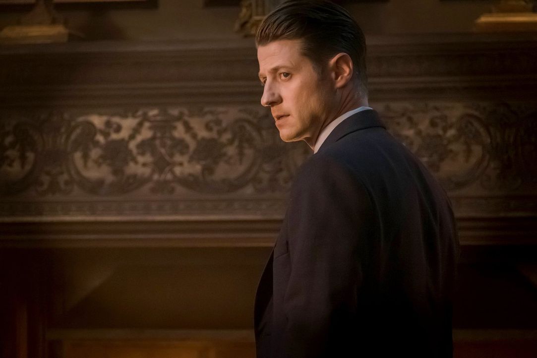 Lässt sich Gordon (Ben McKenzie) von Sofia Falcone wirklich für ihre Mission, Gotham aus Pinguins Händen zu reißen, einspannen? - Bildquelle: 2017 Warner Bros.