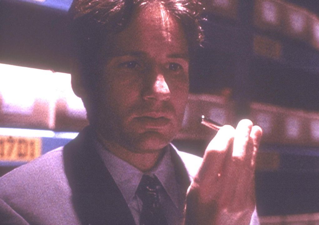 In einem geheimen Archiv des Pentagon findet Mulder (David Duchovny) ein vermeintliches Heilmittel gegen Krebs. - Bildquelle: TM +   Twentieth Century Fox Film Corporation. All Rights Reserved.