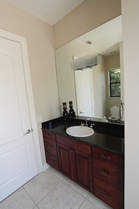 Der Gästebereich des großen Anwesens wird vom Team vollständig auseinandergenommen und soll nicht nur mit einem Bade- sowie Schlafzimmer und einer B... - Bildquelle: 2012, DIY Network/Scripps Networks, LLC.  All Rights Reserved