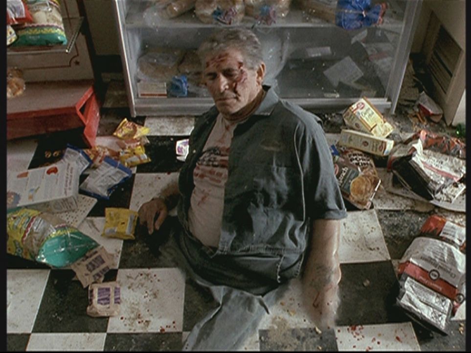 Der Tankwart (Ted White) ist mit dem Boden verschmolzen, nachdem ein UFO die Gegend überflogen hat. - Bildquelle: TM +   2000 Twentieth Century Fox Film Corporation. All Rights Reserved.