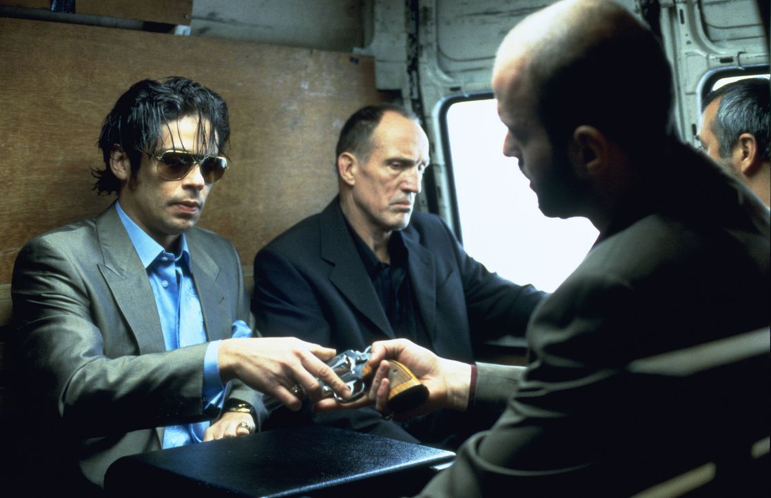 Bereits nach kurzer Zeit erkennt Waffendealer Boris (Rade Serbedzija, r.), dass der grandiose Edelsteindieb Franky Four Fingers (Benicio Del Toro, l... - Bildquelle: 2003 Sony Pictures Television International. All Rights Reserved.