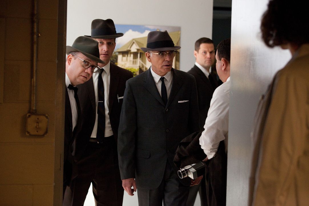 Gemeinsam begeben sich der Journalist und Geheimdienstmitarbeiter Forrest Sorrels (Billy Bob Thornton, 3.v.l.) und Abraham Zapruder (Paul Giamatti,... - Bildquelle: Claire Folger 2013 WALLEYE PRODUCTIONS, LLC ALL RIGHTS RESERVED.