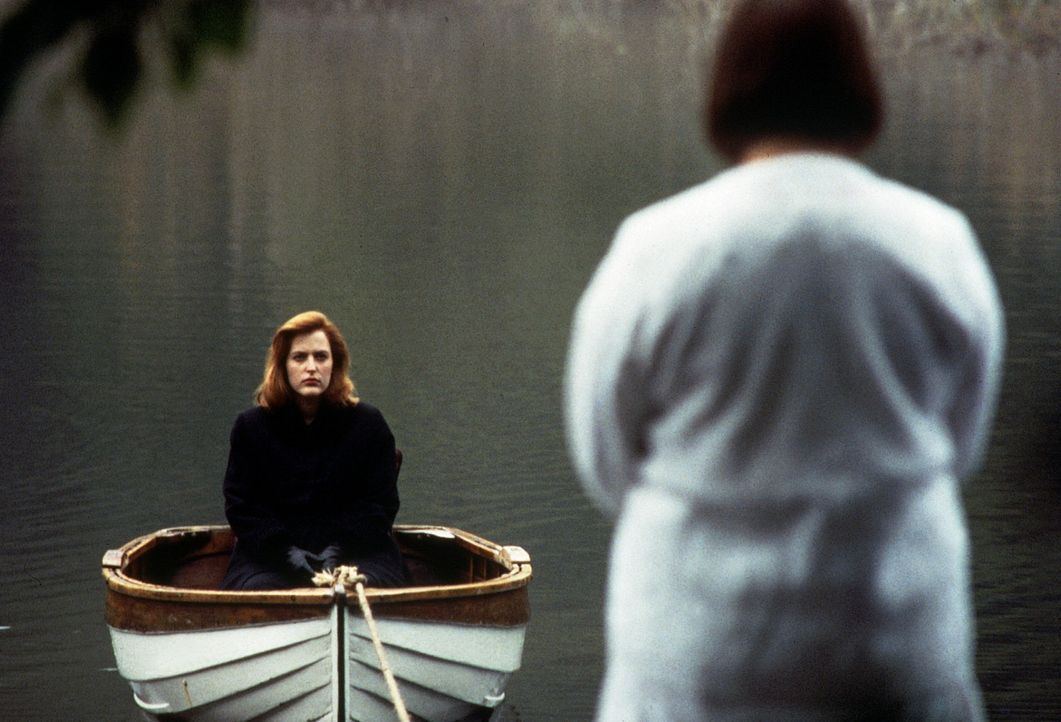 Scully (Gillian Anderson, l.) liegt nach ihrer Entführung im Koma und träumt von Begegnungen mit Toten. - Bildquelle: TM +   Twentieth Century Fox Film Corporation. All Rights Reserved.