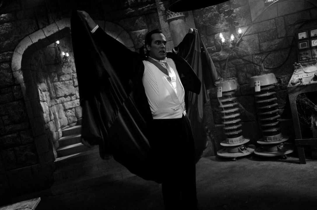 Treibt sein Unwesen: Dracula (Todd Stashwick) ... - Bildquelle: Warner Bros. Television