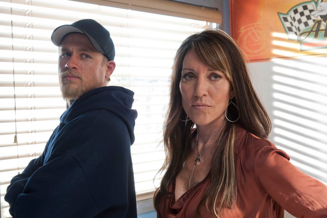 Plötzlich geht es für Jax (Charlie Hunnam, l.) und Gemma (Katey Segal, r.) um Leben und Tod ... - Bildquelle: 2011 Twentieth Century Fox Film Corporation and Bluebush Productions, LLC. All rights reserved.