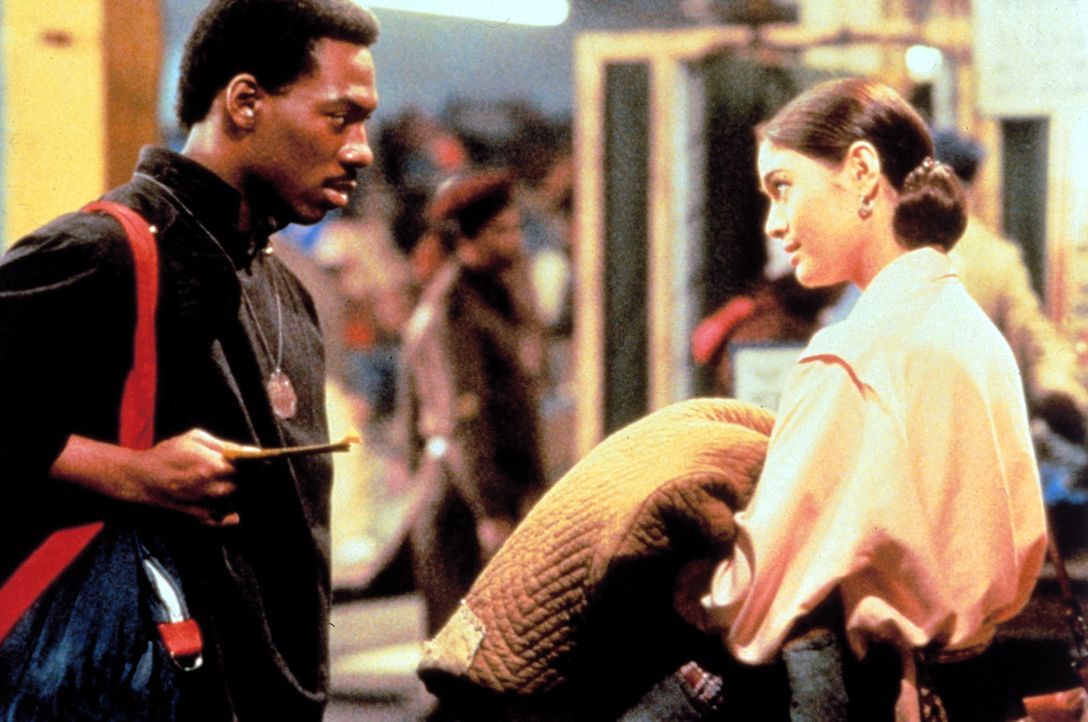Ein Orakel besagt, dass nur der Sozialarbeiter Chandler (Eddie Murphy, l.) das heilbringende goldene Kind vor dem Bösen retten kann. Mit Hilfe der a... - Bildquelle: Paramount Pictures