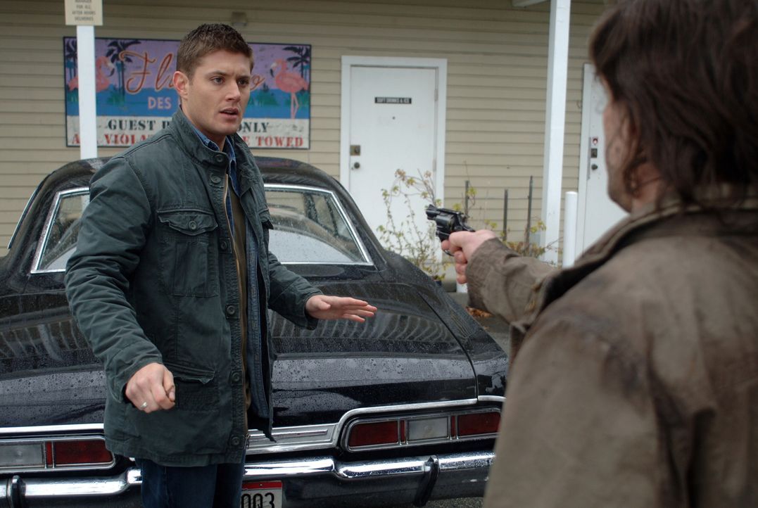 Während Dean (Jensen Ackles, l.) und Sam das Verschwinden eines Mannes untersuchen, wird Dean von Kel (Kasey Kieler, r.) erschossen. Ein Schock für... - Bildquelle: Warner Bros. Television