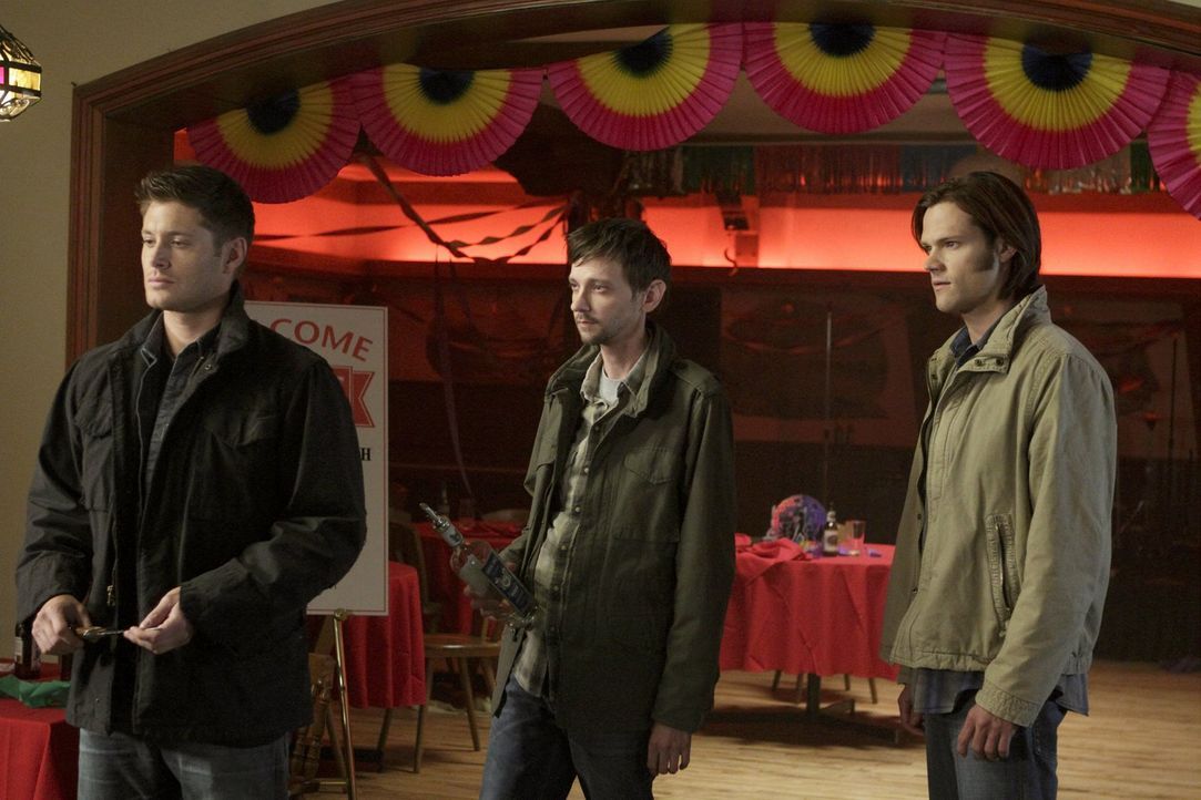 Während Sam (Jared Padalecki, r.) jemanden aus der Vergangenheit trifft,  verbündet sich Dean (Jensen Ackles, l.) widerwillig mit Garth (DJ Qualls,... - Bildquelle: Warner Bros. Television