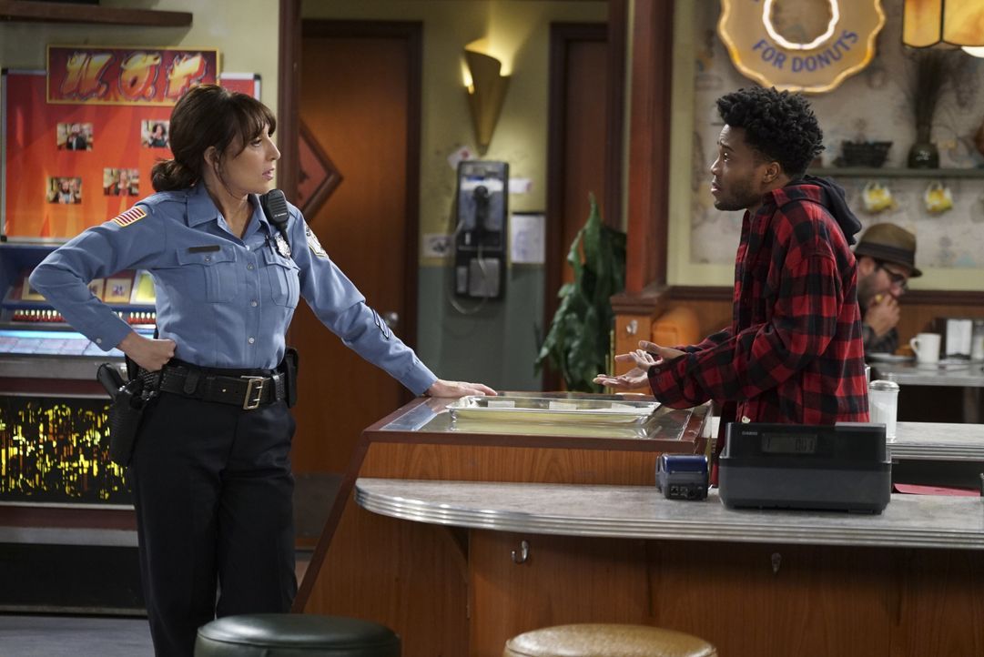 Ein Streit zwischen Arthur und Franco (Jermaine Fowler, r.) sorgt für Unmut im Laden. Kann Randy (Katey Sagal, l.) den jungen, kreativen Franco ein... - Bildquelle: Monty Brinton 2016 CBS Broadcasting, Inc. All Rights Reserved. / Monty Brinton