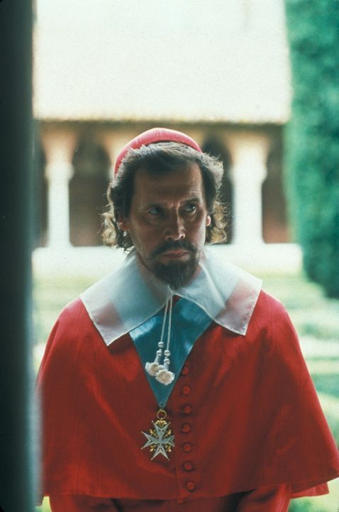 Hemmungslos versucht Kardinal Richelieu (Stephen Rea), den König gegenüber den umliegenden Mächten Spanien und England lächerlich zu machen, so dass... - Bildquelle: MDP Worldwide