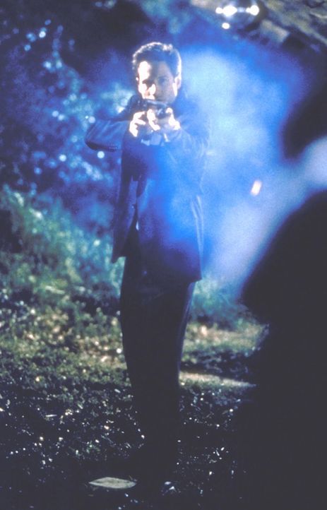 Mulder (David Duchovny) stellt einen ausgebrochenen Strafgefangenen ... - Bildquelle: TM +   2000 Twentieth Century Fox Film Corporation. All Rights Reserved.