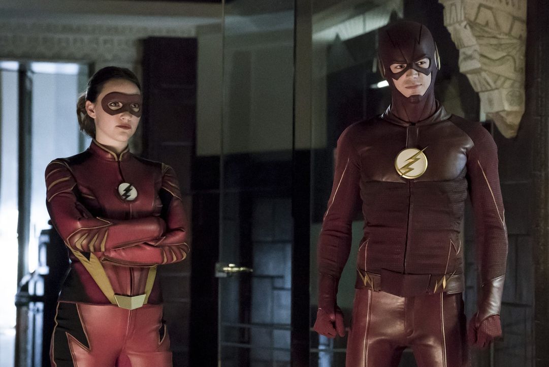 Bereits bei ihrem ersten gemeinsamen Fall trifft Jesse alias Jesse Quick (Violett Beane, l.) eine Entscheidung, die Barry alias The Flash (Grant Gus... - Bildquelle: 2016 Warner Bros.