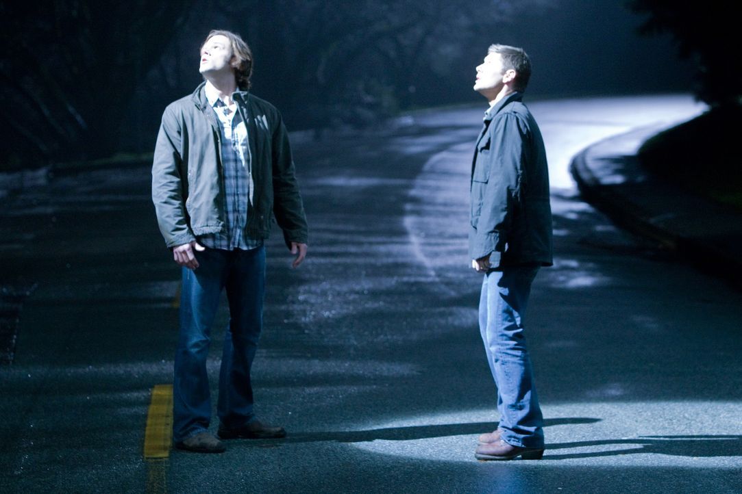 Sam (Jared Padalecki, l.) und Dean (Jensen Ackles, r.) werden von zwei anderen Jägern erschossen und kommen in den Himmel. Dort entdecken sich nicht... - Bildquelle: Warner Brothers
