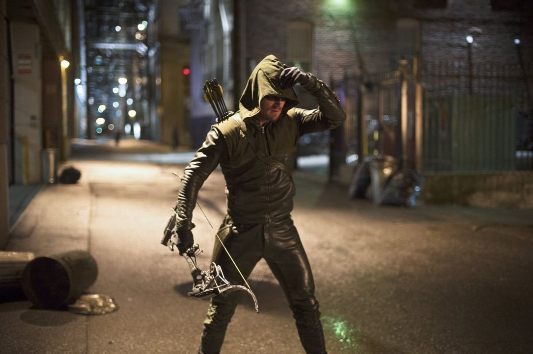 Steht Barry alias The Flash im Kampf gegen Ray Bivolo zur Seite: Oliver Queen alias Arrow (Stephen Amell) ... - Bildquelle: Warner Brothers.