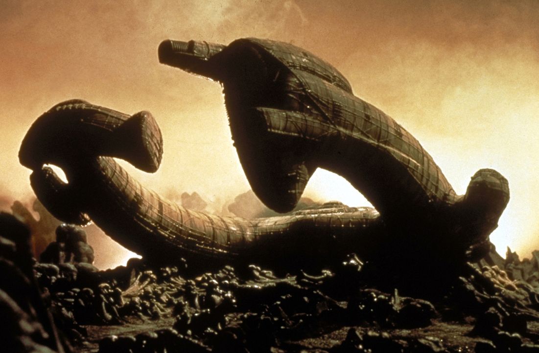 Die Besatzung der "Nostromo" entdeckt auf einem unwirtlichen Planeten das Wrack eines gigantischen außerirdischen Raumschiffs ... - Bildquelle: 20th Century Fox of Germany