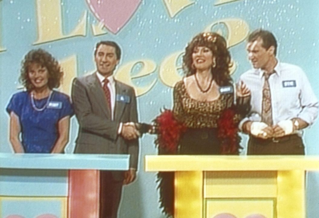 Al (Ed O'Neill, r.) und Peggy (Katey Sagal, 2.v.r.) sind die großen Gewinner in einer Gameshow - bis Steve (David Garrison) und Marcy (Amanda Bearse... - Bildquelle: Sony Pictures Television International. All Rights Reserved.