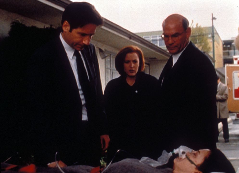(v.l.n.r.) Mulder (David Duchovny), Scully (Gillian Anderson) und Skinner (Mitch Pileggi) machen sich große Sorgen um die schwerverletzte Agentin Di... - Bildquelle: TM +   2000 Twentieth Century Fox Film Corporation. All Rights Reserved.