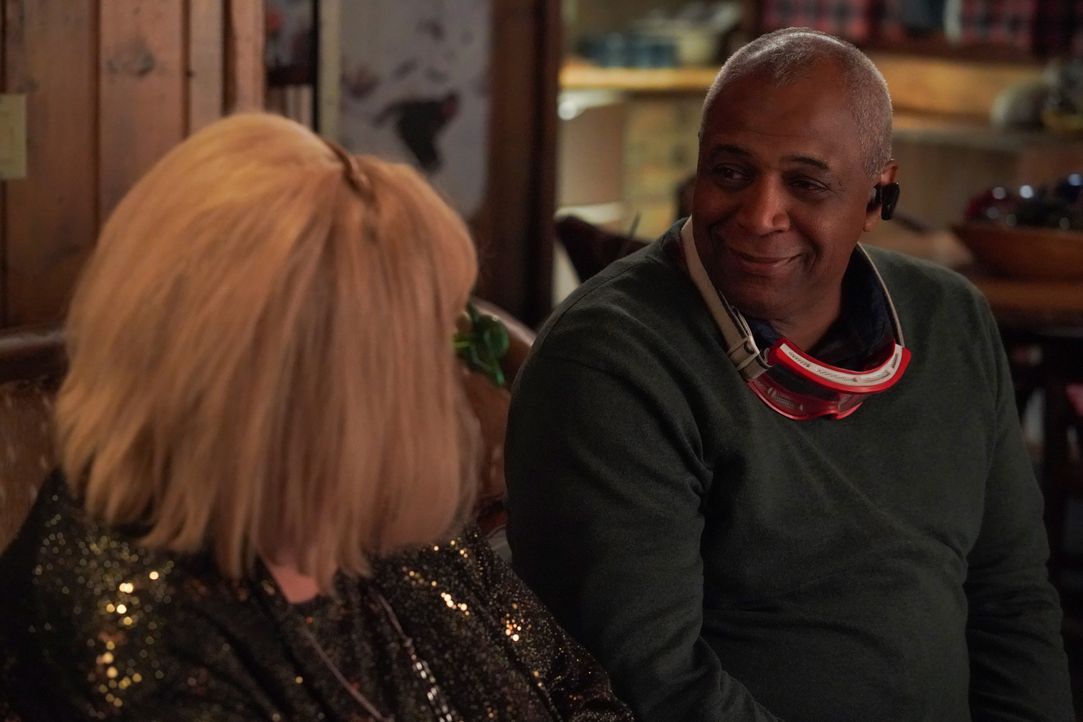 Christine Baskets (Louie Anderson, l.); Ken (Alex Morris, r.) - Bildquelle: 2018 FX Productions, LLC.  All rights reserved.