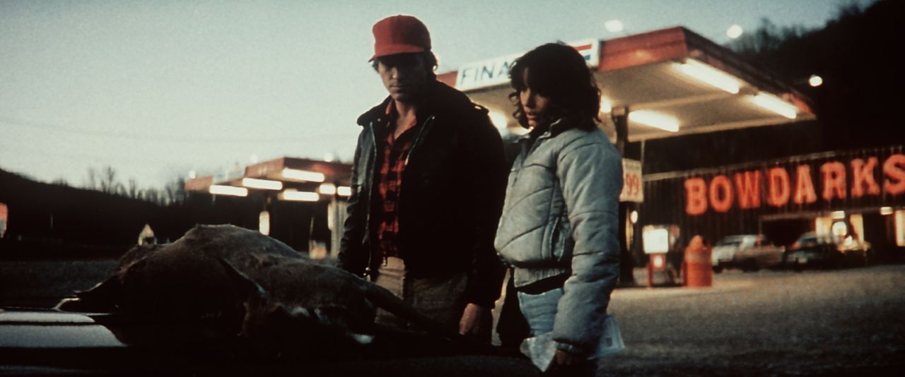 Jenny (Karen Allen, r.) und der Außerirdische Starman (Jeff Bridges, l.) sind schon fast an ihrem Ziel angelangt, doch es gibt noch einige Hürden zu... - Bildquelle: Columbia Pictures