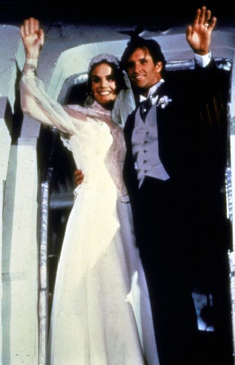 Auch der schwierigsten Aufgabe des Lebens gehen Elaine (Julie Hagerty, r.) und Ted (Robert Hayes, l.) unerschrocken entgegen: ihrer Hochzeit. - Bildquelle: Paramount Pictures